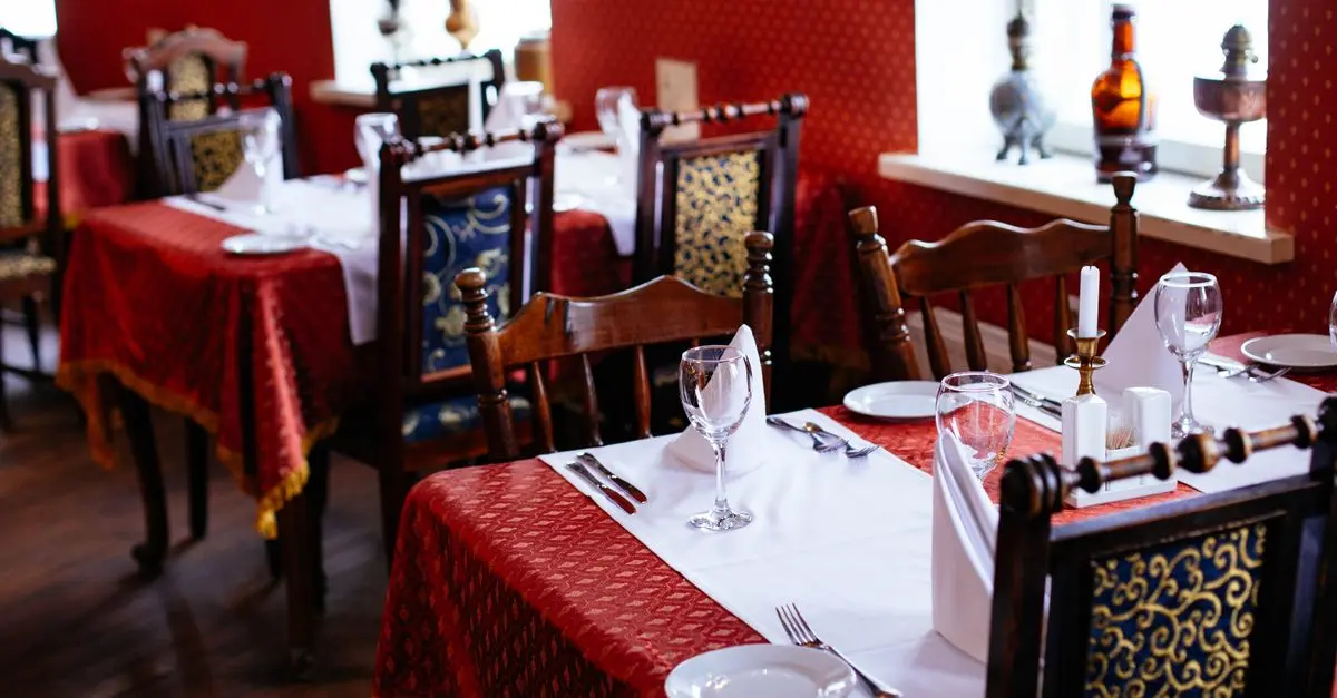 Comparatif : Restaurants à Thème Versus Traditionnels